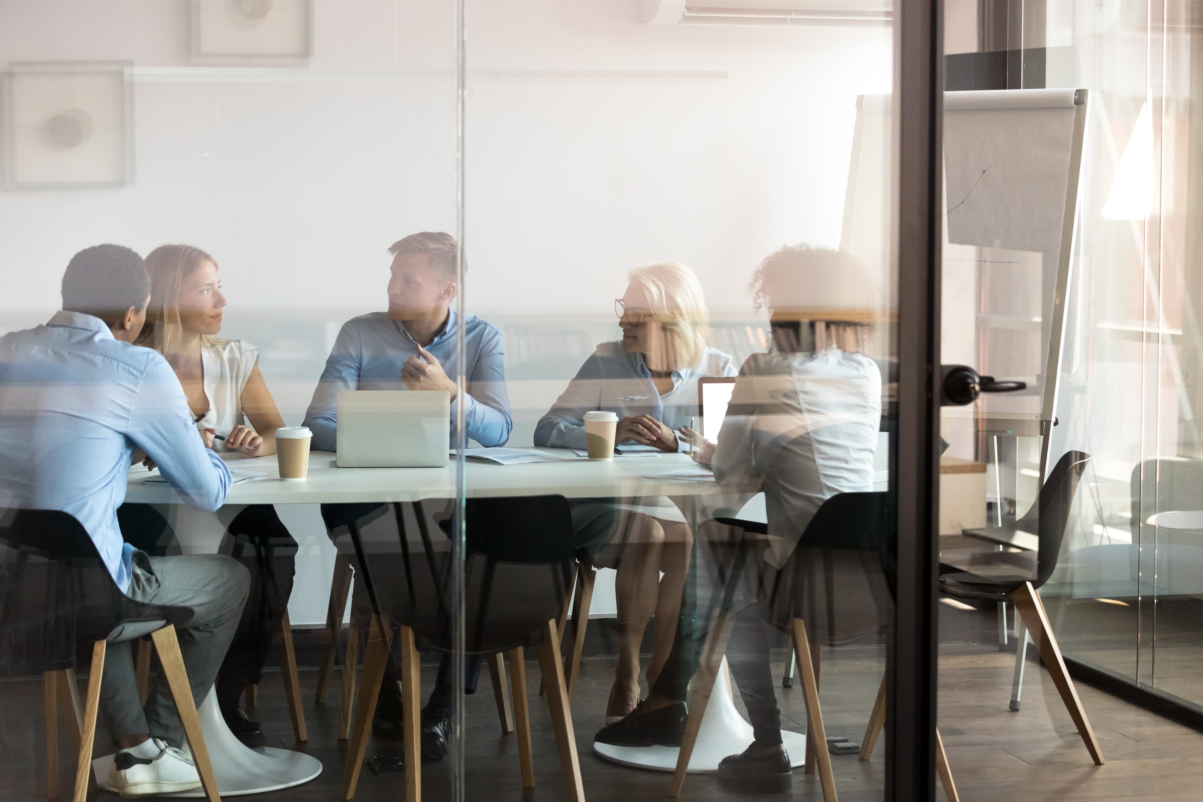 Geschäftsgespräch und Beratung im modernen Büro