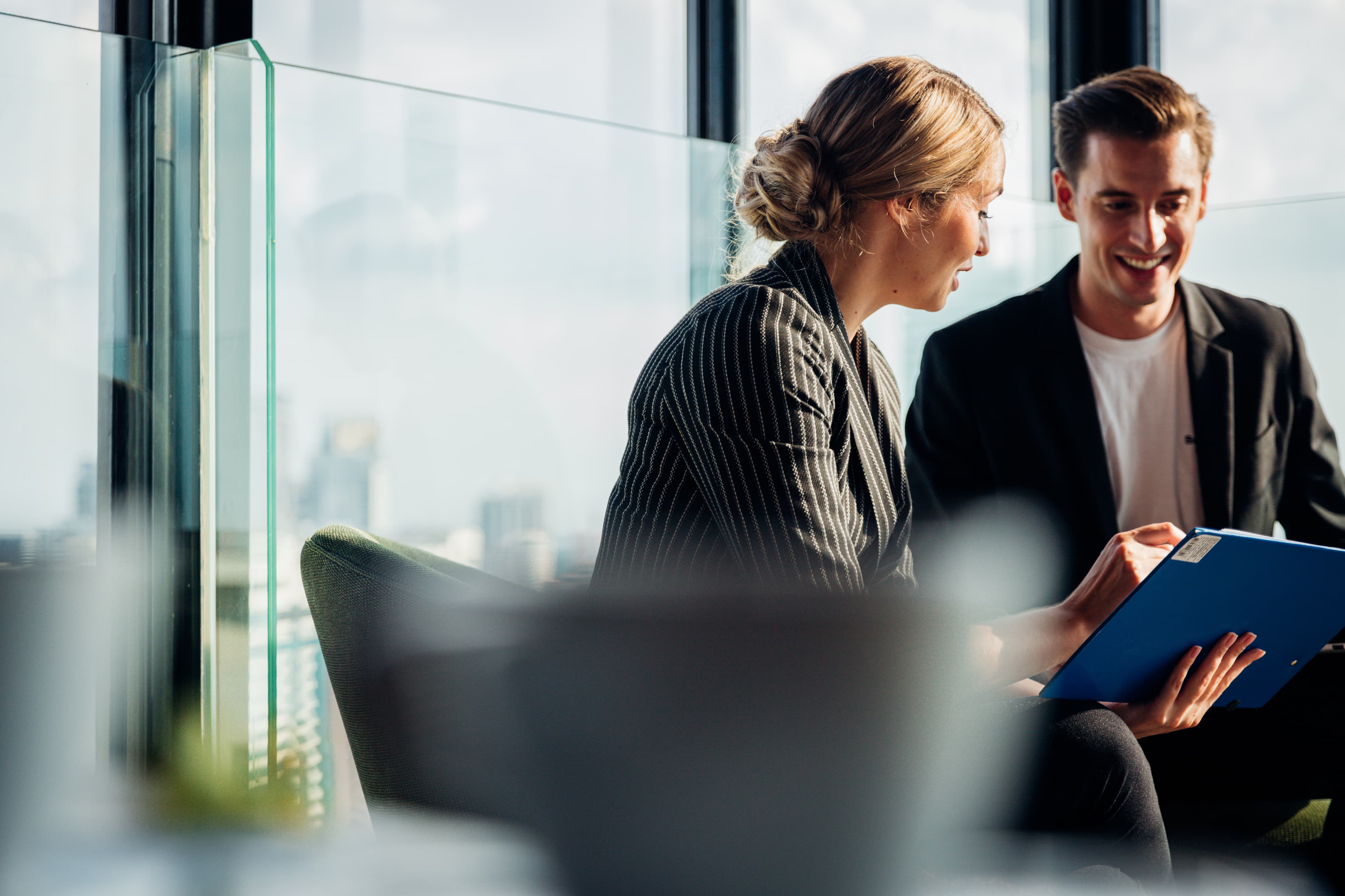 Professionelles Team bei der Zusammenarbeit im Büro