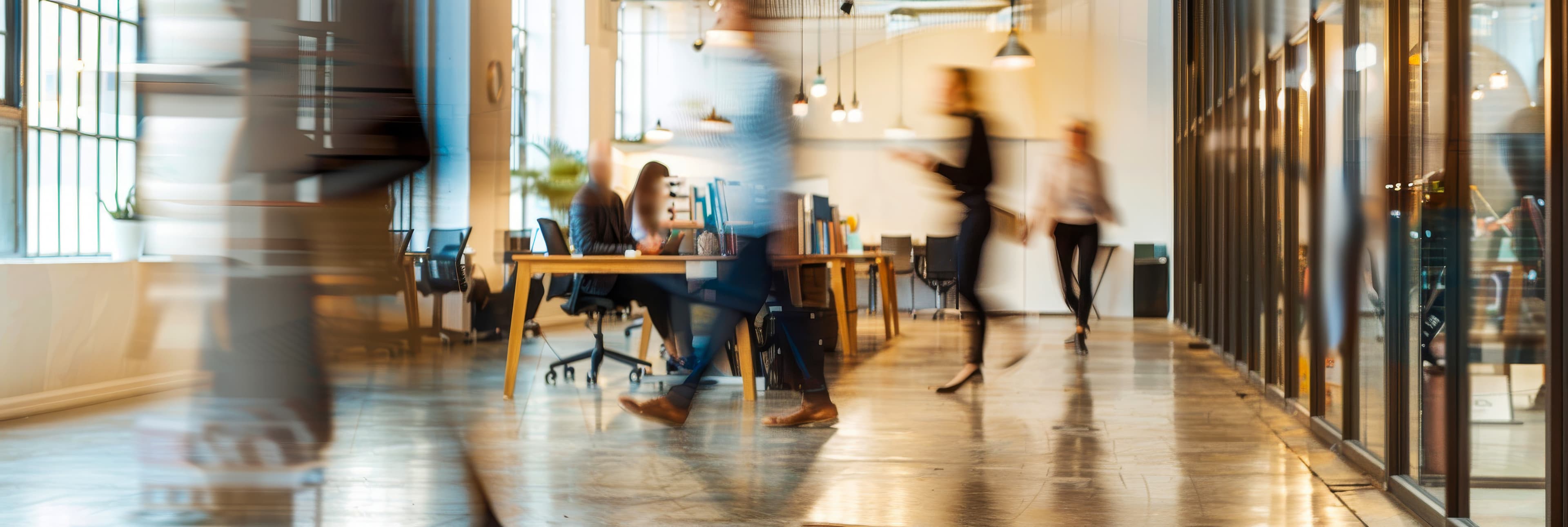 Dynamische Büroatmosphäre mit Bewegungsunschärfe